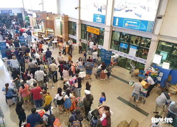 Ga quốc nội Tân Sơn Nhất đông nghẹt như bến xe đò - Ảnh 3. Ga quốc nội Tân Sơn Nhất đông nghẹt như bến xe đò - Ảnh 3.