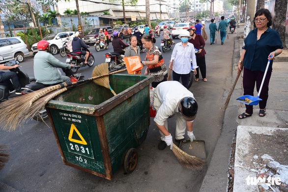 Nhiều quận huyện ra quân vì Thành phố sạch - Thành phố văn hoá’ - Ảnh 2. Nhiều quận huyện ra quân vì Thành phố sạch - Thành phố văn hoá’ - Ảnh 2.