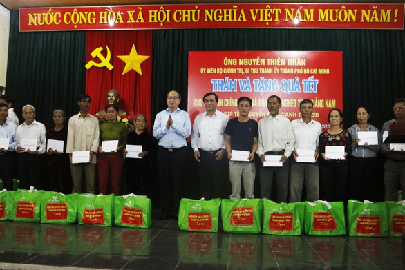 Bí thư Nguyễn Thiện Nhân trao quà tết ở Quảng Nam - Ảnh 3. Bí thư Nguyễn Thiện Nhân trao quà tết ở Quảng Nam - Ảnh 3.