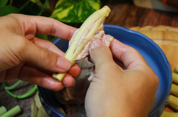 Chạo tôm đèn lồng thơm nồng trong tiệc gia đình ngày tết - Ảnh 4. Chạo tôm đèn lồng thơm nồng trong tiệc gia đình ngày tết - Ảnh 4.