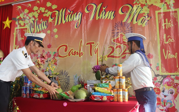 Anh lái tàu tiễn em ra biển quê hương - Ảnh 3. Anh lái tàu tiễn em ra biển quê hương - Ảnh 3.