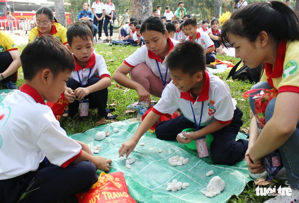 Lần đầu con được tự lựa giày mà không phải trả tiền, vui quá xá - Ảnh 6. Lần đầu con được tự lựa giày mà không phải trả tiền, vui quá xá - Ảnh 6.