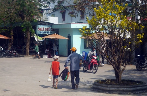 Tạm biệt bệnh viện, cha con tui về quê ăn tết đây - Ảnh 1. Tạm biệt bệnh viện, cha con tui về quê ăn tết đây - Ảnh 1.