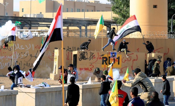 Toàn cảnh căng thẳng Mỹ - Iran quanh vụ Đại sứ quán Mỹ ở Iraq bị đập phá - Ảnh 2. Toàn cảnh căng thẳng Mỹ - Iran quanh vụ Đại sứ quán Mỹ ở Iraq bị đập phá - Ảnh 2.