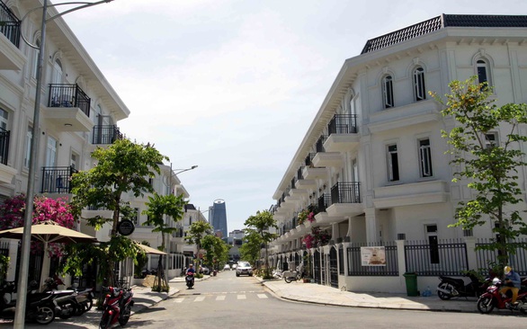 Dân mua nhà đất trong 2 dự án 12.000 tỉ của Vũ nhôm: Xử lý sao? - Ảnh 1. Dân mua nhà đất trong 2 dự án 12.000 tỉ của Vũ nhôm: Xử lý sao? - Ảnh 1.