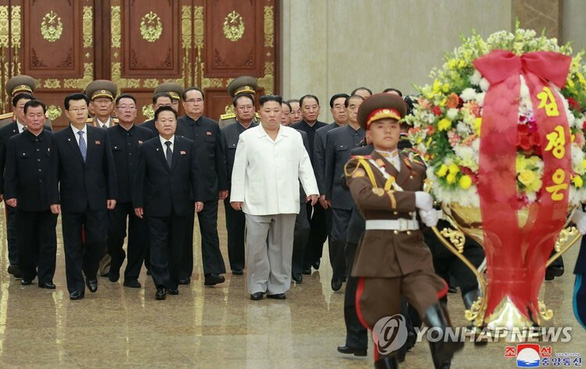 Lãnh đạo Triều Tiên Kim Jong Un (áo trắng) đến viếng Cung điện Mặt trời Kumsusan hồi tháng 10-2019 - Ảnh: KCNA Lãnh đạo Triều Tiên Kim Jong Un (áo trắng) đến viếng Cung điện Mặt trời Kumsusan hồi tháng 10-2019 - Ảnh: KCNA