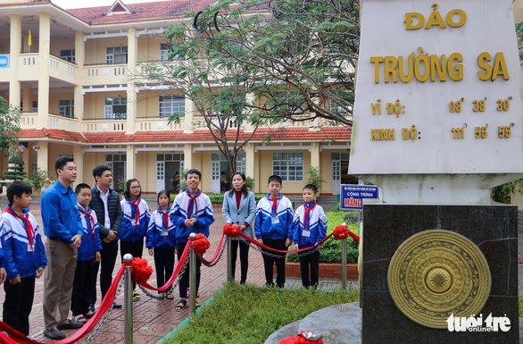 Tặng giấy khen cho trường đặt tên lớp theo các đảo ở Trường Sa - Ảnh 2. Tặng giấy khen cho trường đặt tên lớp theo các đảo ở Trường Sa - Ảnh 2.