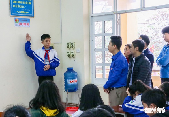 Tặng giấy khen cho trường đặt tên lớp theo các đảo ở Trường Sa - Ảnh 3. Tặng giấy khen cho trường đặt tên lớp theo các đảo ở Trường Sa - Ảnh 3.
