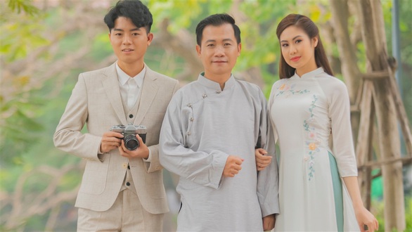 MV chàng trai si tình bắt đền Nguyệt lão khiến mình ngẩn ngơ - Ảnh 2. MV chàng trai si tình bắt đền Nguyệt lão khiến mình ngẩn ngơ - Ảnh 2.