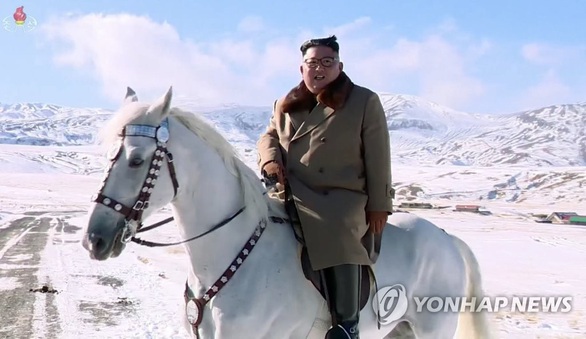 Triều Tiên chiếu phim tài liệu ông Kim Jong Un cưỡi ngựa lên núi Bạch Đầu - Ảnh 1. Triều Tiên chiếu phim tài liệu ông Kim Jong Un cưỡi ngựa lên núi Bạch Đầu - Ảnh 1.