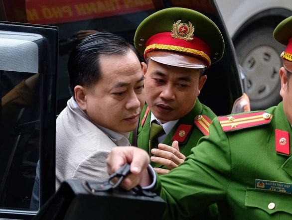 Xét xử 2 cựu chủ tịch Đà Nẵng và Vũ ‘nhôm’ vì làm ‘bốc hơi’ hơn 22.000 tỉ đồng - Ảnh 5. Xét xử 2 cựu chủ tịch Đà Nẵng và Vũ ‘nhôm’ vì làm ‘bốc hơi’ hơn 22.000 tỉ đồng - Ảnh 5.