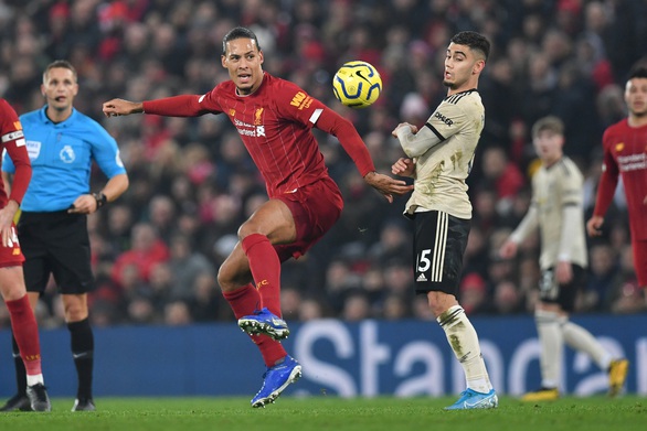 M.U chỉ hơn Liverpool ở khả năng… diễn hài - Ảnh 1. M.U chỉ hơn Liverpool ở khả năng… diễn hài - Ảnh 1.