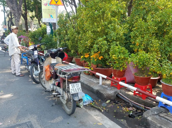 Sợ ngậm hàng, nhiều nhà vườn bắt đầu giảm giá hoa - Ảnh 5. Sợ ngậm hàng, nhiều nhà vườn bắt đầu giảm giá hoa - Ảnh 5.