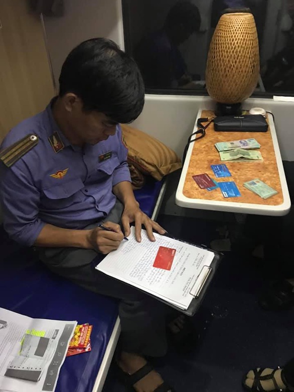 Tổ tàu SE24 trả lại 33,6 triệu đồng cho khách bỏ quên dịp tết - Ảnh 1. Tổ tàu SE24 trả lại 33,6 triệu đồng cho khách bỏ quên dịp tết - Ảnh 1.