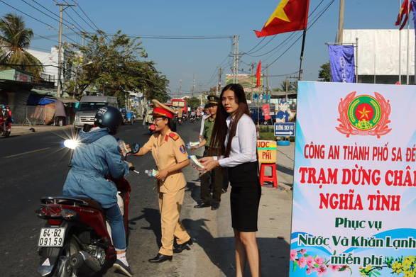 Dân miền Tây hào sảng với trạm dừng chân nghĩa tình - Ảnh 1. Dân miền Tây hào sảng với trạm dừng chân nghĩa tình - Ảnh 1.