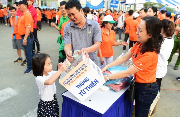 Gần 15.000 người tham gia đi bộ ủng hộ người nghèo - Ảnh 2. Gần 15.000 người tham gia đi bộ ủng hộ người nghèo - Ảnh 2.