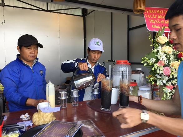 Thanh niên làng lập hội quán trình diễn phục vụ tết - Ảnh 6. Thanh niên làng lập hội quán trình diễn phục vụ tết - Ảnh 6.