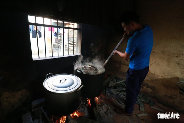 Tất niên với bánh chưng, mấy lát giò, vài quả quýt của thầy trò miền biên viễn - Ảnh 3. Tất niên với bánh chưng, mấy lát giò, vài quả quýt của thầy trò miền biên viễn - Ảnh 3.