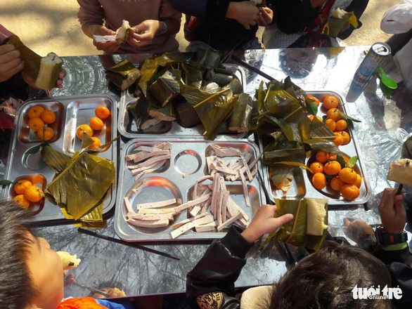 Tất niên với bánh chưng, mấy lát giò, vài quả quýt của thầy trò miền biên viễn - Ảnh 7. Tất niên với bánh chưng, mấy lát giò, vài quả quýt của thầy trò miền biên viễn - Ảnh 7.
