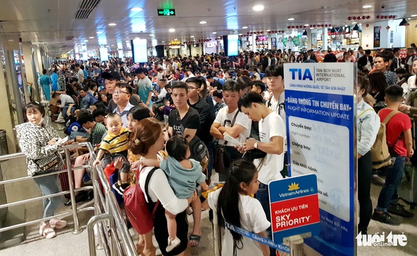 Máy bay liên tục hoãn chuyến, hành khách nằm, ngồi la liệt ở Tân Sơn Nhất - Ảnh 2. Máy bay liên tục hoãn chuyến, hành khách nằm, ngồi la liệt ở Tân Sơn Nhất - Ảnh 2.