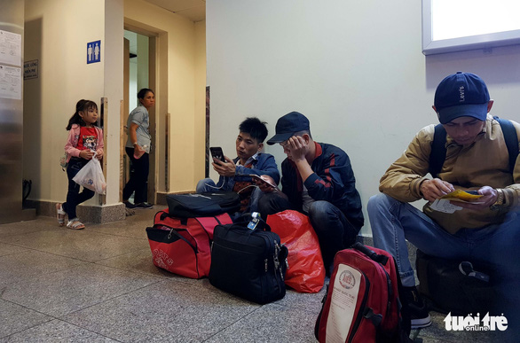Máy bay liên tục hoãn chuyến, hành khách nằm, ngồi la liệt ở Tân Sơn Nhất - Ảnh 4.
