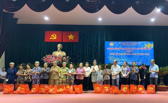 Novaland thăm hỏi, tặng quà tết - Ảnh 1. Novaland thăm hỏi, tặng quà tết - Ảnh 1.