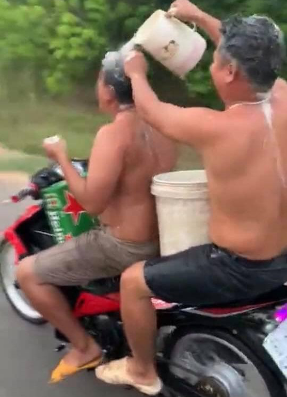 Phạt nặng thanh niên khoe chiến tích trong video vừa chạy xe vừa tắm - Ảnh 1. Phạt nặng thanh niên khoe chiến tích trong video vừa chạy xe vừa tắm - Ảnh 1.