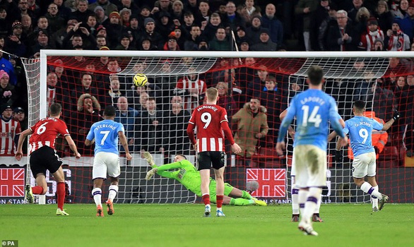Aguero tỏa sáng, M.C thu hẹp khoảng cách với Liverpool - Ảnh 2. Aguero tỏa sáng, M.C thu hẹp khoảng cách với Liverpool - Ảnh 2.