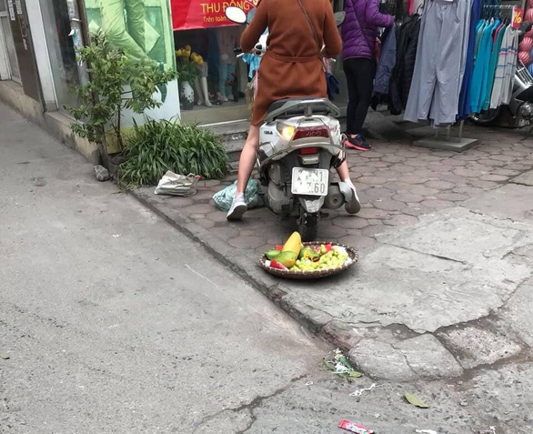 Người phụ nữ cán xe máy qua mẹt trái cây của chị bán hàng rong - Ảnh 2. Người phụ nữ cán xe máy qua mẹt trái cây của chị bán hàng rong - Ảnh 2.