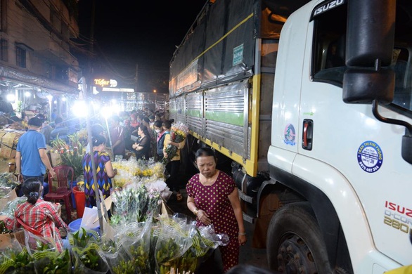 Bẻ lái phút chót, chợ hoa lớn nhất Sài Gòn thoát thất thủ - Ảnh 3. Bẻ lái phút chót, chợ hoa lớn nhất Sài Gòn thoát thất thủ - Ảnh 3.