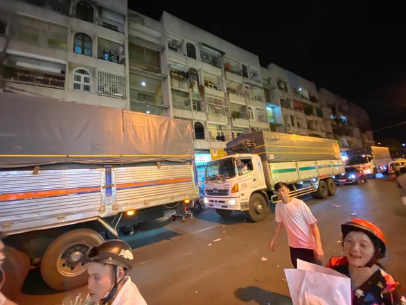 Bẻ lái phút chót, chợ hoa lớn nhất Sài Gòn thoát thất thủ - Ảnh 2. Bẻ lái phút chót, chợ hoa lớn nhất Sài Gòn thoát thất thủ - Ảnh 2.