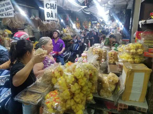 Tăng giá bán, chợ miền Trung giữa Sài Gòn vẫn tấp nập ngày cận tết - Ảnh 3.