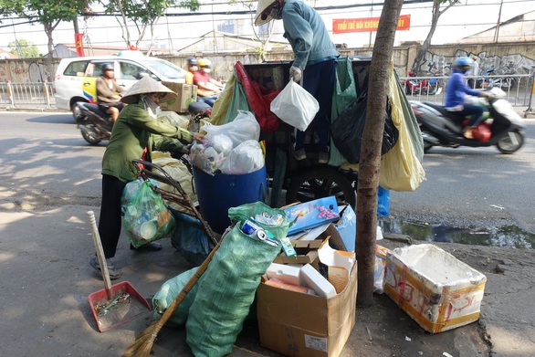 Rác tết Sài Gòn tăng gấp ba, bốn lần - Ảnh 2. Rác tết Sài Gòn tăng gấp ba, bốn lần - Ảnh 2.