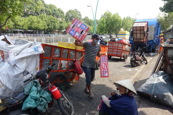 Rác tết Sài Gòn tăng gấp ba, bốn lần - Ảnh 7. Rác tết Sài Gòn tăng gấp ba, bốn lần - Ảnh 7.