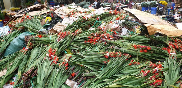 Tan tác chợ hoa Sài Gòn, tiền tỉ đổ bỏ ngày 30 tết - Ảnh 8. Tan tác chợ hoa Sài Gòn, tiền tỉ đổ bỏ ngày 30 tết - Ảnh 8.