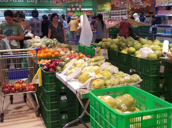 Sáng 30 tết: khách đến siêu thị và chợ không đông, nhiều mặt hàng giảm giá bán - Ảnh 6. Sáng 30 tết: khách đến siêu thị và chợ không đông, nhiều mặt hàng giảm giá bán - Ảnh 6.