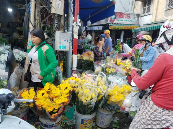Sáng 30 tết: khách đến siêu thị và chợ không đông, nhiều mặt hàng giảm giá bán - Ảnh 9. Sáng 30 tết: khách đến siêu thị và chợ không đông, nhiều mặt hàng giảm giá bán - Ảnh 9.