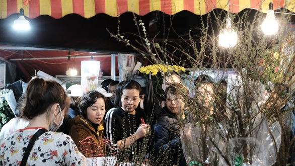 Chợ hoa Quảng An nhất quyết không hạ giá - Ảnh 5. Chợ hoa Quảng An nhất quyết không hạ giá - Ảnh 5.