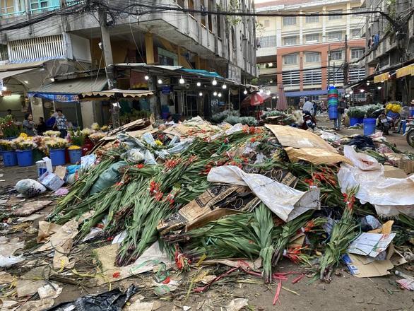 Tan tác chợ hoa Sài Gòn, tiền tỉ đổ bỏ ngày 30 tết - Ảnh 3. Tan tác chợ hoa Sài Gòn, tiền tỉ đổ bỏ ngày 30 tết - Ảnh 3.