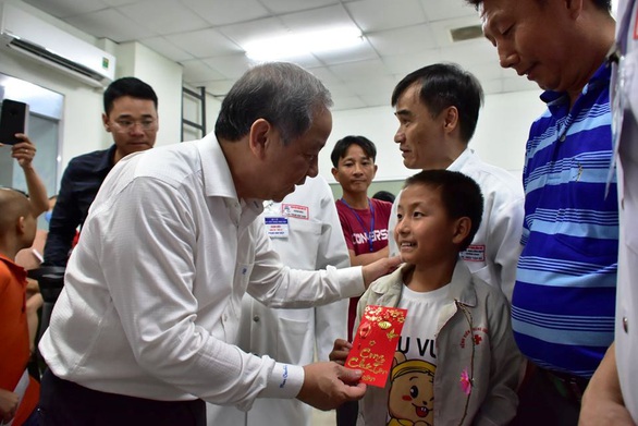 Chủ tịch Thừa Thiên Huế đón giao thừa và ăn cơm với bà con Thượng thành - Ảnh 3. Chủ tịch Thừa Thiên Huế đón giao thừa và ăn cơm với bà con Thượng thành - Ảnh 3.
