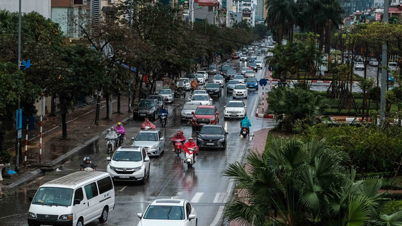 Mồng 1 Tết, Hà Nội vừa ngớt lại mưa to, cuộc du xuân dang dở - Ảnh 10.