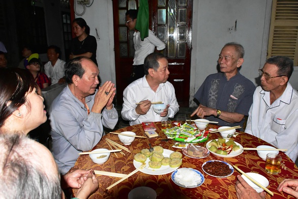 Chủ tịch Thừa Thiên Huế đón giao thừa và ăn cơm với bà con Thượng thành - Ảnh 1. Chủ tịch Thừa Thiên Huế đón giao thừa và ăn cơm với bà con Thượng thành - Ảnh 1.