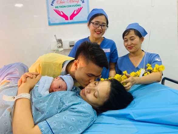 Ngắm nhìn khoảnh khắc bé chào đời đúng giao thừa Canh Tý - Ảnh 3. Ngắm nhìn khoảnh khắc bé chào đời đúng giao thừa Canh Tý - Ảnh 3.