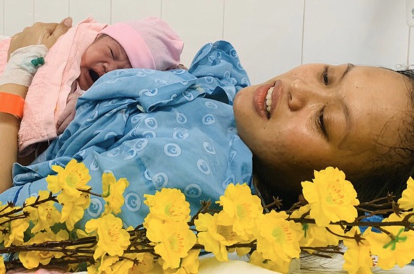 Ngắm nhìn khoảnh khắc bé chào đời đúng giao thừa Canh Tý - Ảnh 2. Ngắm nhìn khoảnh khắc bé chào đời đúng giao thừa Canh Tý - Ảnh 2.