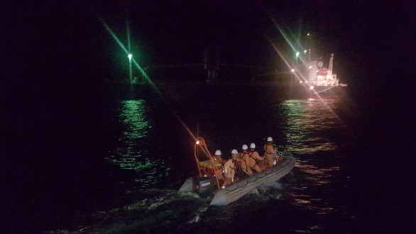 Ra khơi cứu thuyền viên Thái Lan gặp nạn ngay mùng 1 tết - Ảnh 2. Ra khơi cứu thuyền viên Thái Lan gặp nạn ngay mùng 1 tết - Ảnh 2.