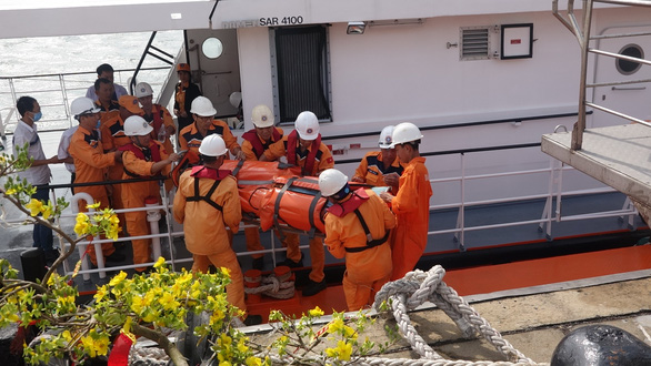 Ra khơi cứu thuyền viên Thái Lan gặp nạn ngay mùng 1 tết - Ảnh 1.