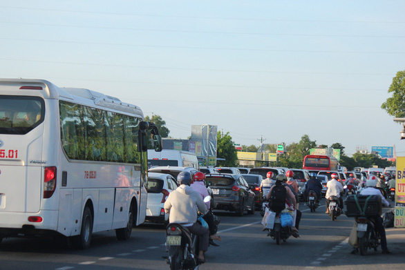Mùng 2 tết: Xả trạm liên tục, cầu Rạch Miễu vẫn kẹt xe nghiêm trọng - Ảnh 3. Mùng 2 tết: Xả trạm liên tục, cầu Rạch Miễu vẫn kẹt xe nghiêm trọng - Ảnh 3.