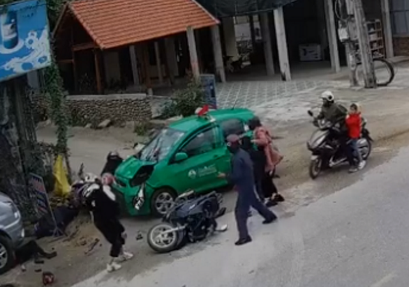 Tài xế taxi ngủ gật tông ba xe máy, 9 người bị thương - Ảnh 1. Tài xế taxi ngủ gật tông ba xe máy, 9 người bị thương - Ảnh 1.