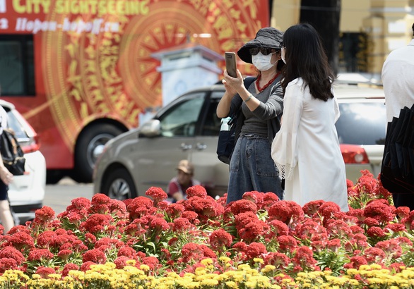 Khẩu trang các loại ở TP.HCM cháy hàng ngay trong 3 ngày tết - Ảnh 7. Khẩu trang các loại ở TP.HCM cháy hàng ngay trong 3 ngày tết - Ảnh 7.