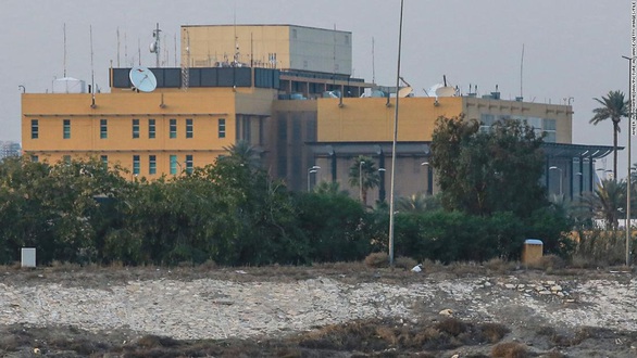 Lực lượng bí ẩn bắn rocket trúng Đại sứ quán Mỹ ở Iraq - Ảnh 1. Lực lượng bí ẩn bắn rocket trúng Đại sứ quán Mỹ ở Iraq - Ảnh 1.